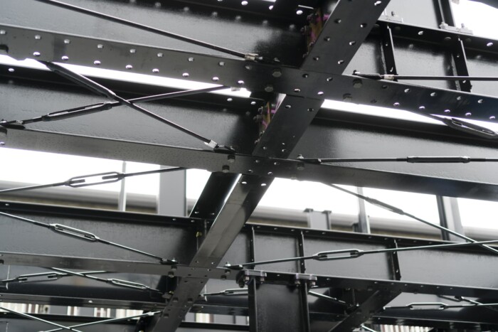 工場・倉庫の鉄骨補強工事|耐震性向上のための鍛治工事ガイド